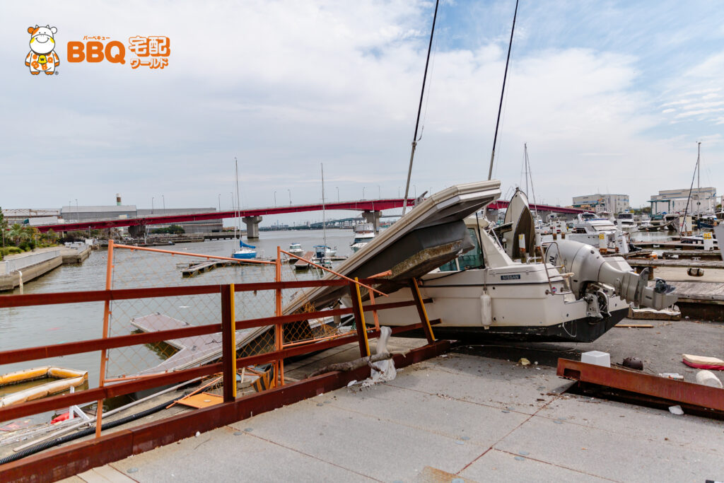 台風21号後の御前浜のヨット2